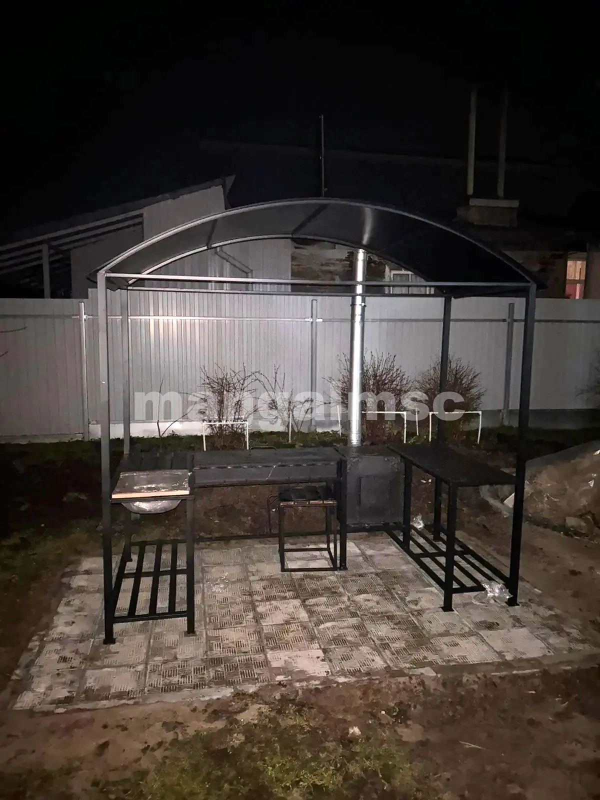 Мангальная зона с крышей Британия